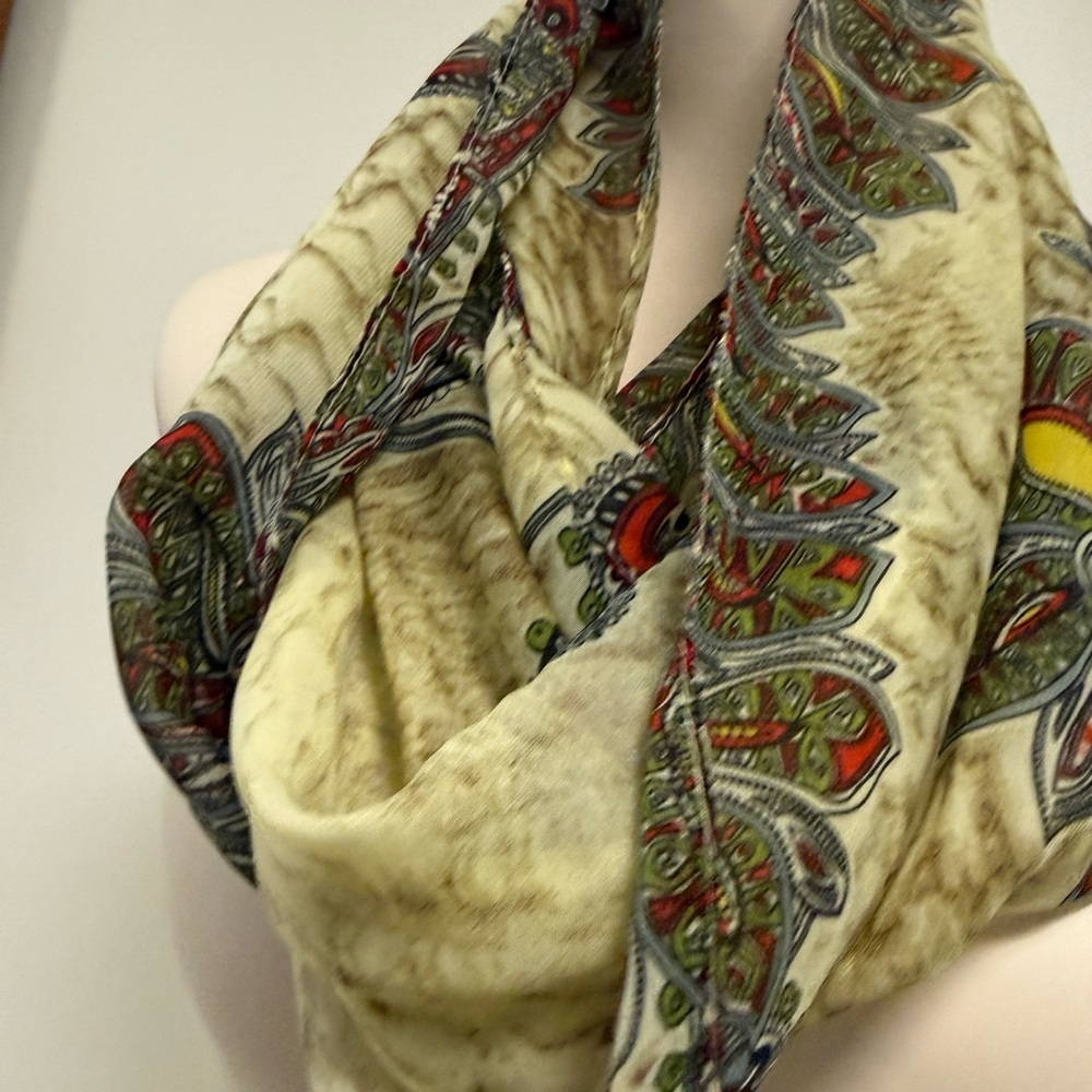 Chic Paisley Print Scarf in Cream and Multicolor